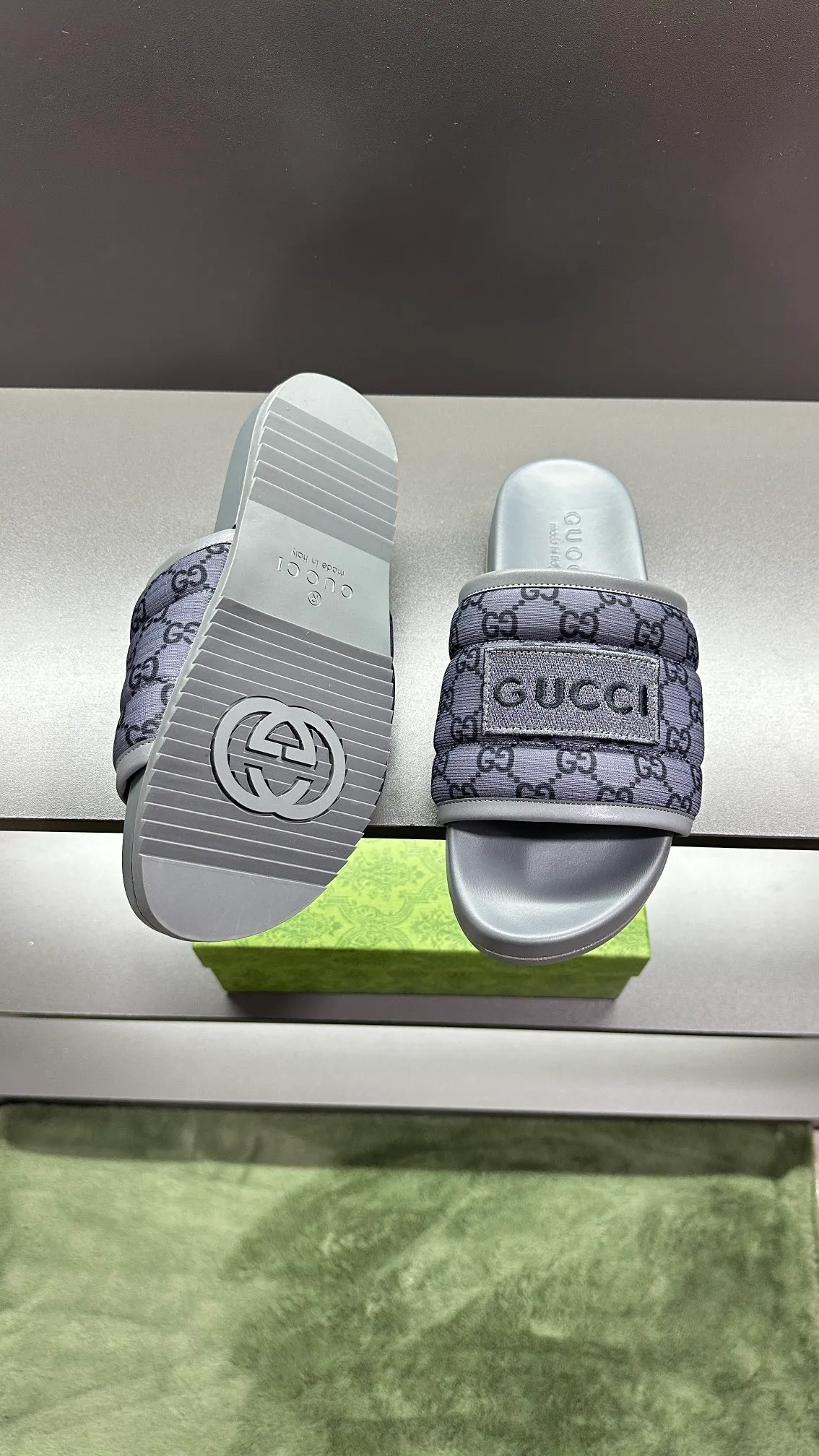 [G Family Couple Style] P: 300💰Female size 36~40 Men's size 39~45, (46. Custom-made Unisex GG slippers This slipper is made of GG polyester fiber and is decorated with a Gucci label on the front, adding a striking logo feel to the style. Beige GG recycled polyester fiber Unisex leather trim "Gucci Made in Italy" embroidered label Rubber sole Flat Made in Italy